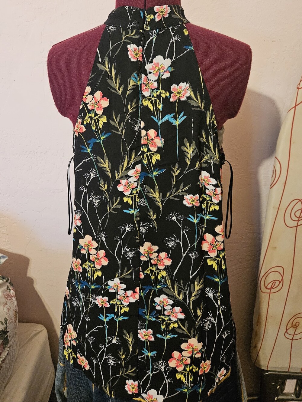Express Keyhole Flowy Tank In Floral - Picture 2 of 7
